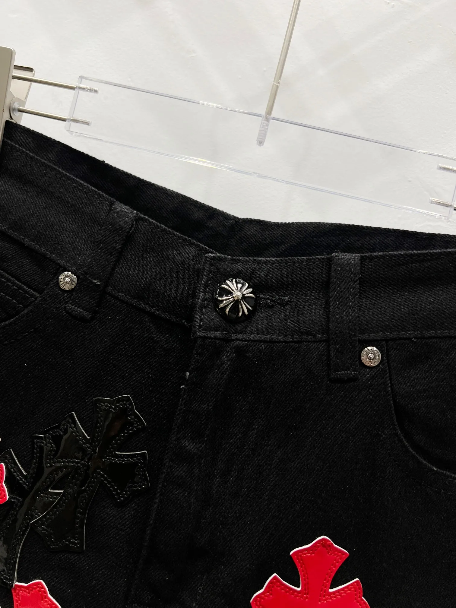 P240 Style Number: (W001) ChromeHearts & ChromeHearts Patent Leather Spliced ​​Red Cross Spliced ​​Leather Straight Jeans Ceiling-Level Jeans Hard to Find at the Counter‼ ️About Zangyin✅This is an extremely luxurious fashion brand that can also be called the aristocracy of the high street. It has always been an exclusive brand for some hipsters or rich second generations. The color of this model is already very eye-catching by using a unique washed material. It is decorated with pink patch cross flowers, which cleverly highlights the charm of the brand. Secondly, this model adopts a classic high-waist cut design, which highlights the long legs and fashionable temperament of the upper body. The brand is highly recognizable and the slim-fitting configuration is more suitable for daily wear. The personality will be fashionable and the specifications can be seen at a glance. Materials and technology ✅ Needless to say, this point goes without saying. As an excellent craftsman brand, Zangyin's requirements for details and craftsmanship are really perfect. The washed color of this model has gone through a lot of processes, not to mention the embellishment of the denim appliqués. It is also purely handmade and sewn. Just like what they believe in, only handmade things have soul and have the meaning of wearing. A top-notch heavy-duty fashionable denim item, recommended by both hands‼ ️ Size: 28, 30, 32, 34, 36 (S-XXL) Color: black